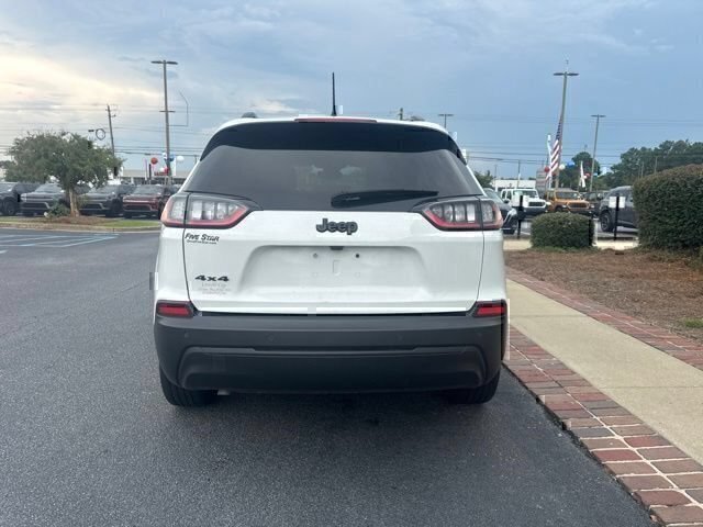 Used 2023 White Jeep Altitude image 8