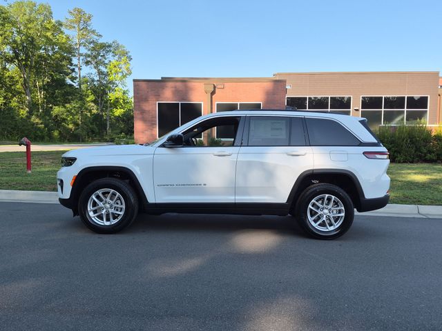 New 2026 Bright White Clear-Coat Exterior Paint Jeep Laredo X image 10