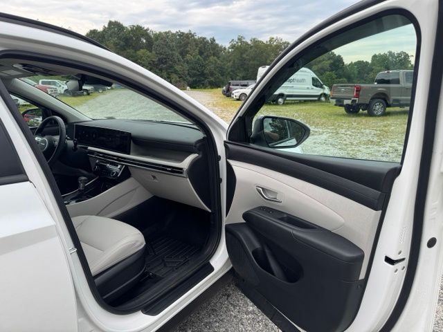 Used 2025 White Hyundai SEL Convenience image 14