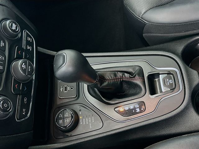 Thumbnail: 2019 Jeep Cherokee - 17