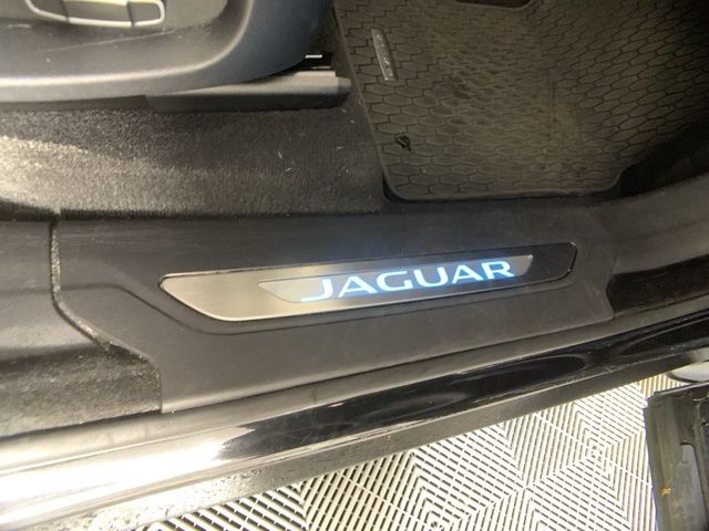 2019 Jaguar F-PACE 25t Premium 33