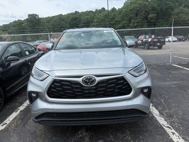 2025 Toyota Highlander LE - Image 3