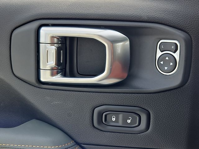 New 2026 White/off-white Jeep Mojave image 24