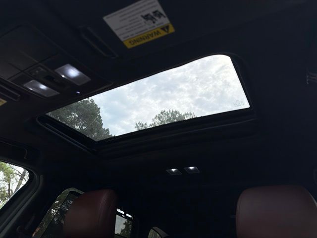 Used 2017 White Mazda Signature image 21