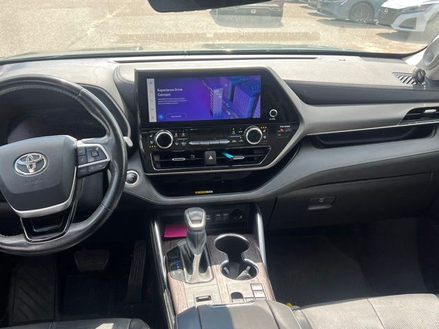 Used 2023 Toyota Highlander Hybrid SUV