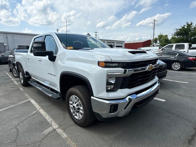 Used 2025 White Chevrolet LT image 10
