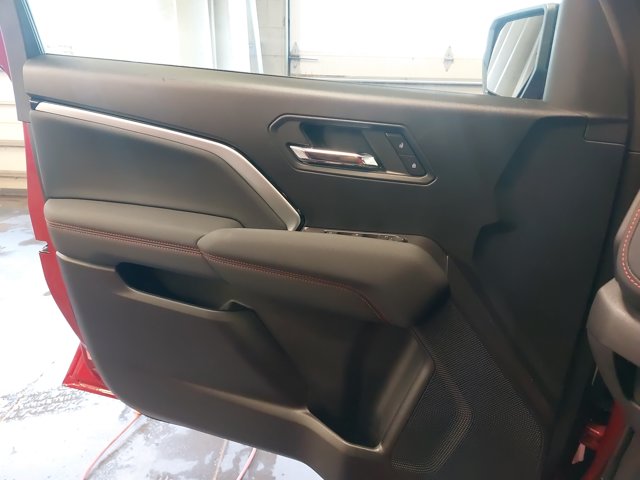 Used 2023 Red Chevrolet Z71 image 25