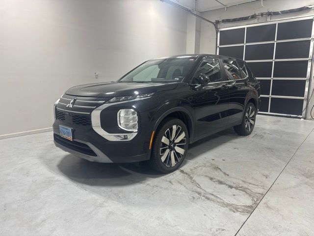 Black 2025 Mitsubishi Outlander SUV / Crossover Front-Wheel Drive Continuously Variable Transmission