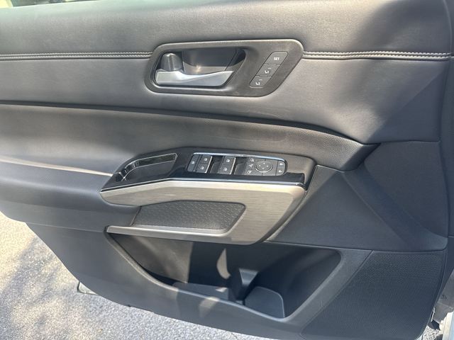 Used 2023 White Nissan Platinum image 32
