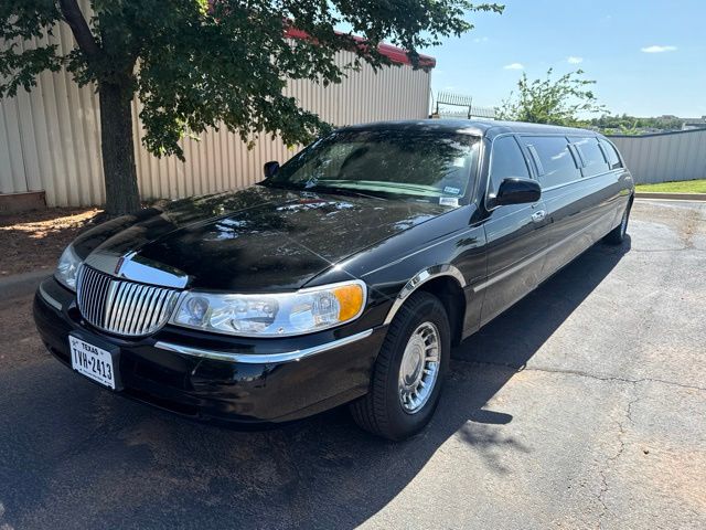 used 2001 Lincoln Town Car car, priced at $15,487