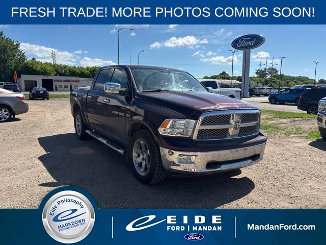 2012 RAM 1500 Laramie Crew Cab 4WD Rojo (Deep Molten Red Pearlcoat) Camioneta Todo terreno 6 velocidades Automática