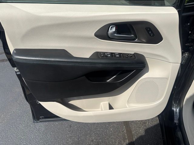 Used 2021 Chrysler Pacifica Van