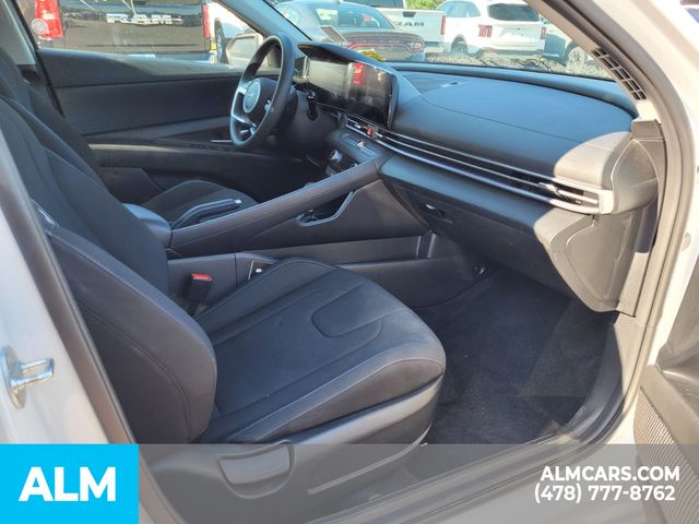 2024 Hyundai Elantra SEL photo 3