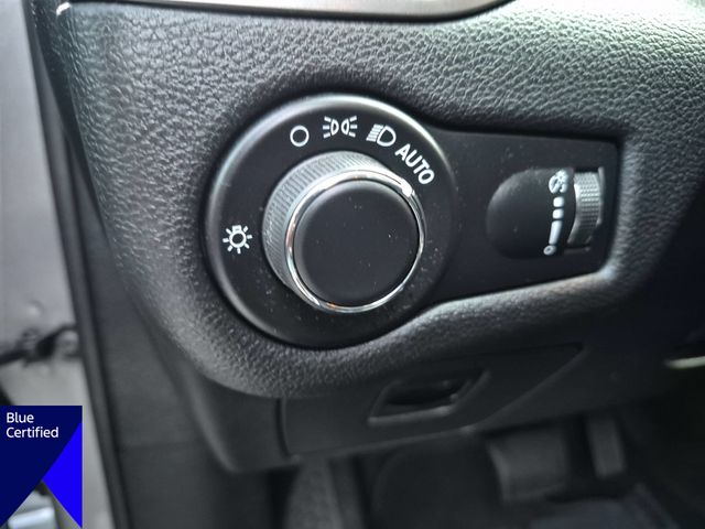 Used 2020 Silver Jeep Latitude image 17