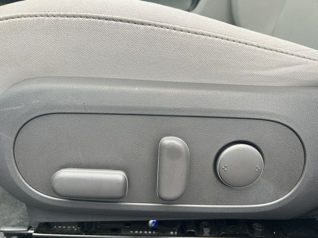 Used 2025 White Hyundai SEL image 34