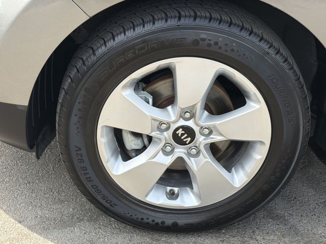 Used 2017 Gray Kia Base image 17