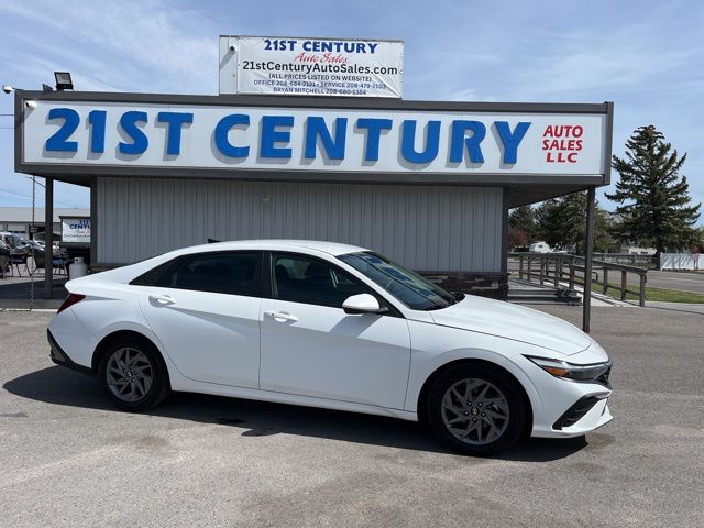Serenity White 2024 Hyundai Elantra SEL FWD Sedan Front-Wheel Drive Continuously Variable Transmission