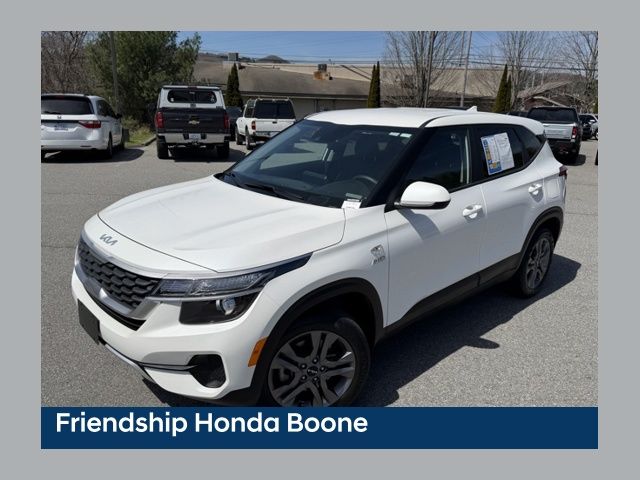 Snow White Pearl 2022 Kia Seltos LX AWD SUV / Crossover All-Wheel Drive Continuously Variable Transmission