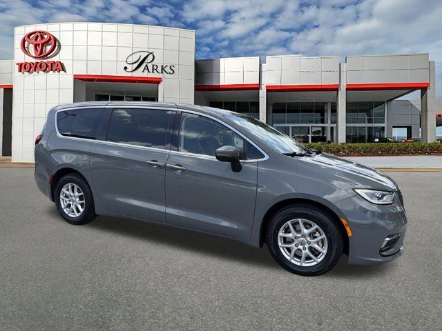 2023 Chrysler Pacifica Touring L's photo