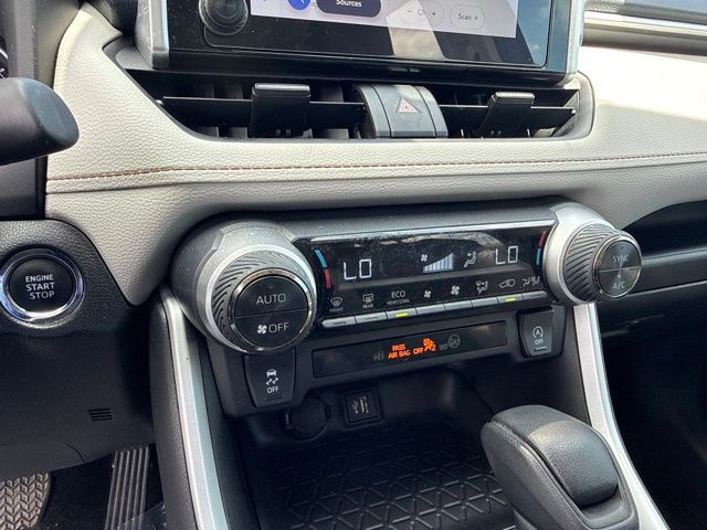 2024 Toyota RAV4 XLE - Photo 23