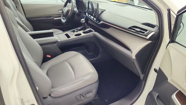 2021 Toyota Sienna XLE White at Community Toyota