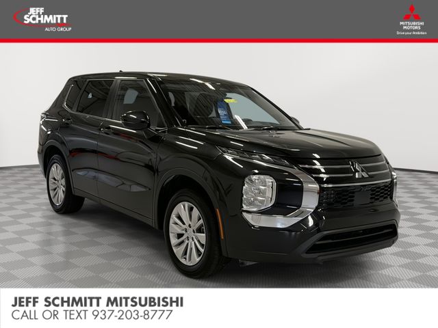 Labrador Black Pearl 2026 Mitsubishi Outlander ES FWD SUV / Crossover Front-Wheel Drive Continuously Variable Transmission
