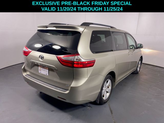 2017 Toyota Sienna LE 31