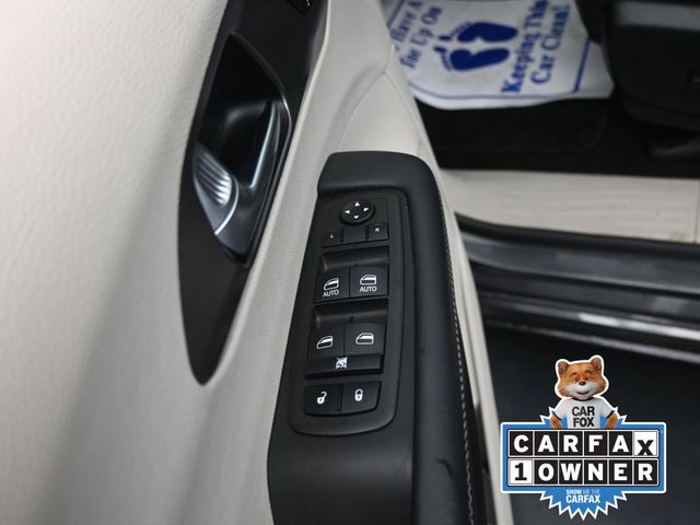 2023 Chrysler Pacifica Touring L photo