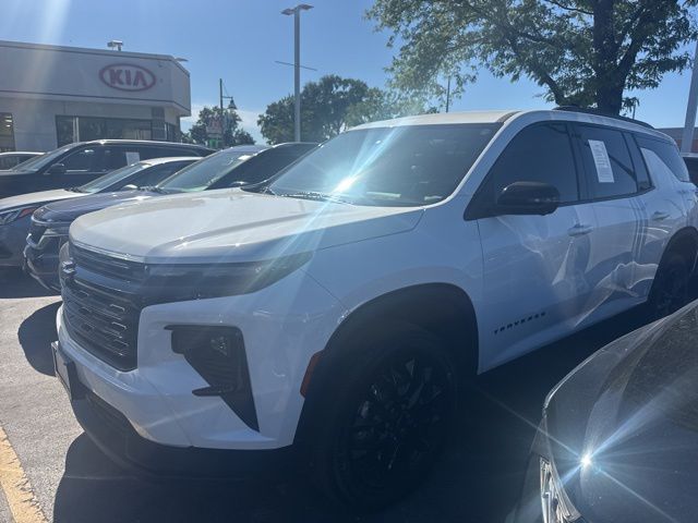 Summit White 2026 Chevrolet Traverse LT FWD SUV / Crossover Front-Wheel Drive 8-Speed Automatic