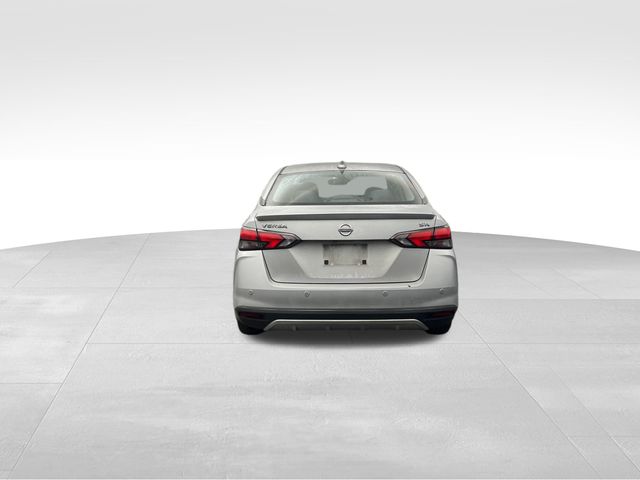2020 Brilliant Silver Metallic Nissan Versa 1.6 SR FWD Sedan