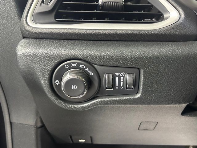 Used 2025 Chrysler Pacifica Van