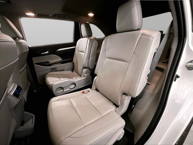 2019 Toyota Highlander XLE White at Subaru and VW of Moon Township