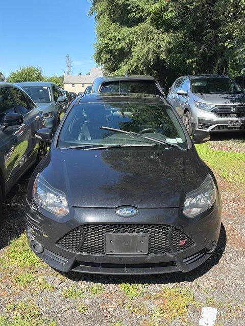 Tuxedo Black Metallic 2014 Ford Focus Hatchback Front-Wheel Drive 6-Speed Manual