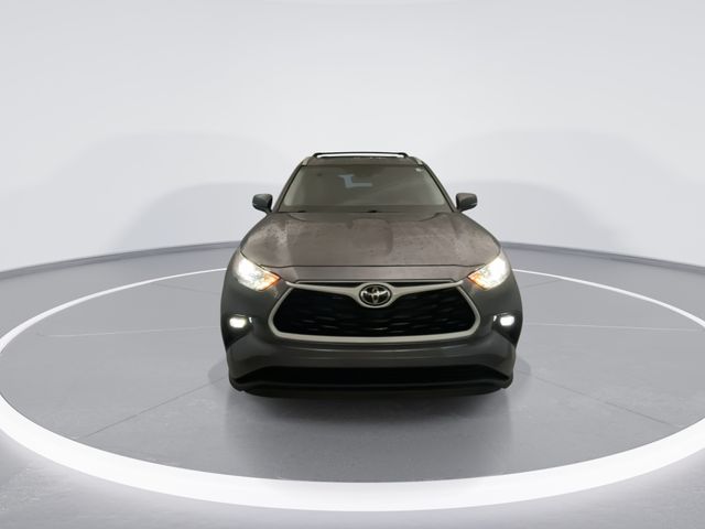 Used 2025 Gray Toyota XLE image 3