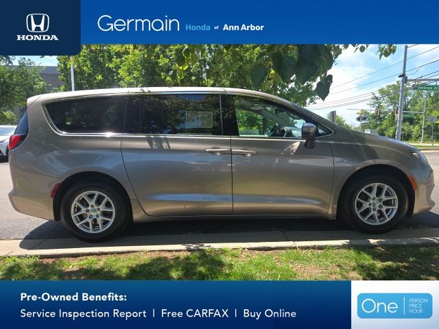 Used 2017 Molten Silver Chrysler Touring image 8