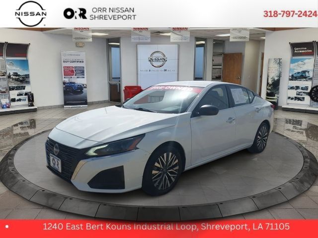 Glacier White 2025 Nissan Altima Sedan Front-Wheel Drive Continuously Variable Transmission