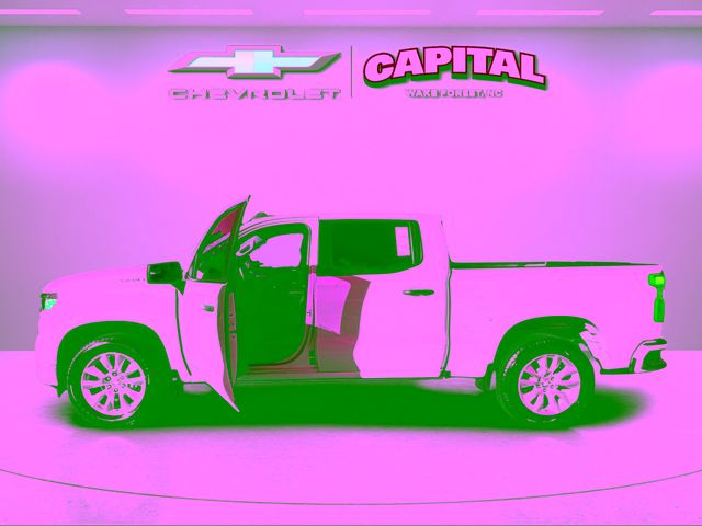 Used 2022 White Chevrolet Custom image 9