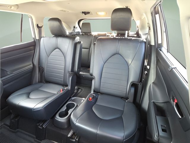 Used 2022 Toyota Highlander Hybrid SUV