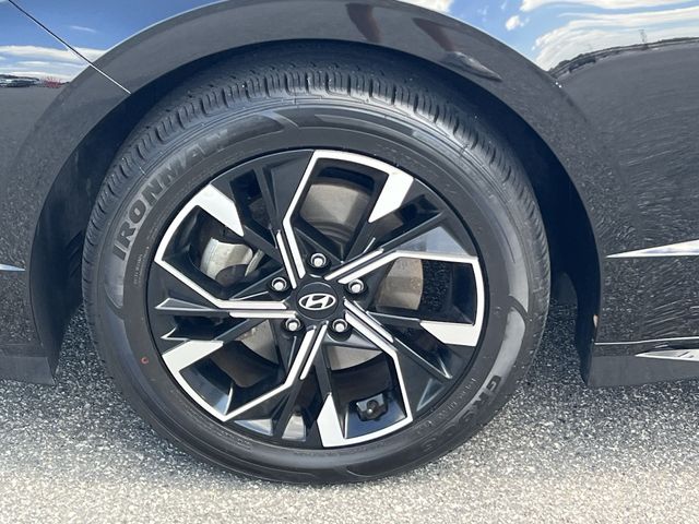 Used 2025 Black Hyundai SEL image 39
