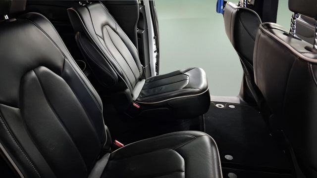Used 2025 Chrysler Pacifica Van