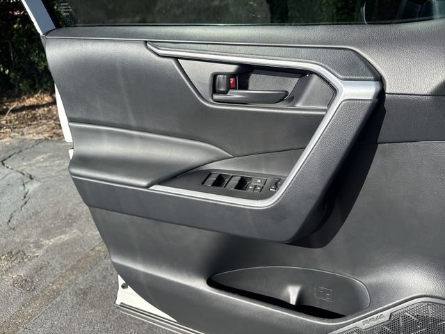 Used 2025 White Toyota LE image 28