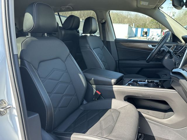 Certified Used 2025  Volkswagen 2.0T SE w/Technology image 27