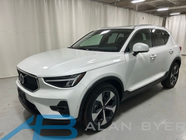 2025 Volvo XC40 B5 Plus Bright Theme AWD