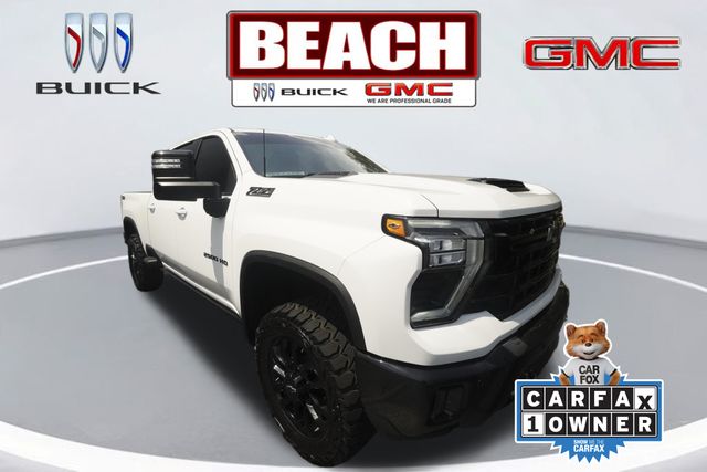 Summit White 2025 Chevrolet Silverado 2500HD Pickup Truck Four-Wheel Drive Automatic