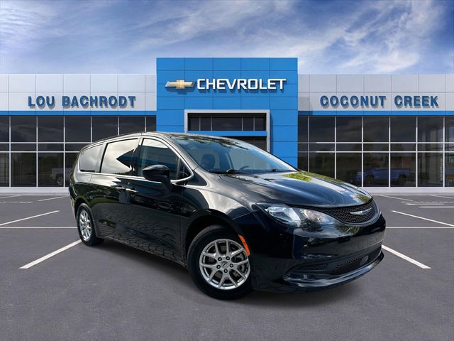 Brilliant Black Crystal Pearlcoat 2023 Chrysler Voyager Minivan Front-Wheel Drive 9-Speed Automatic