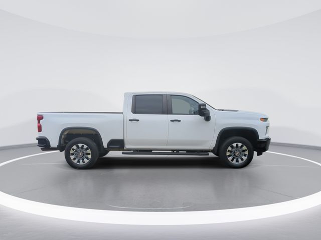 Used 2023 White Chevrolet Custom image 9