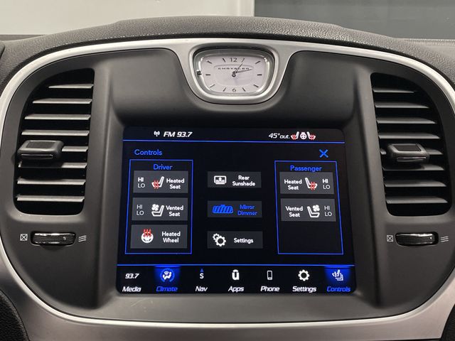 2023 Chrysler 300 Touring photo