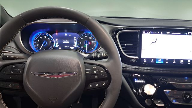 Used 2025 Chrysler Pacifica Van
