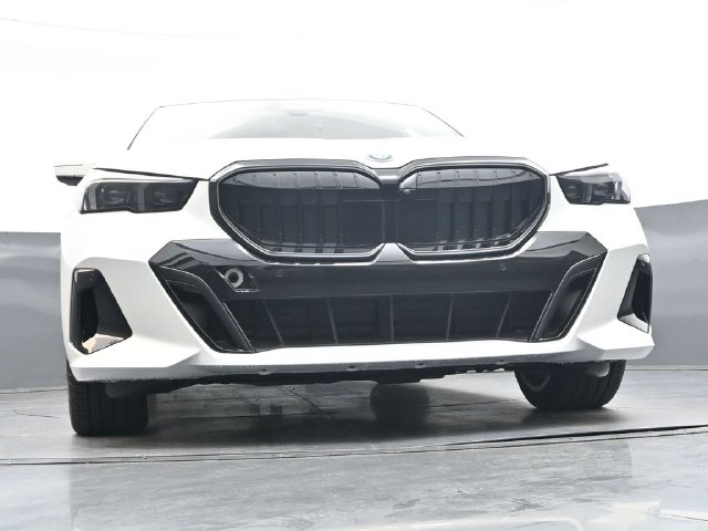 New 2027 White BMW 550e xDrive image 39