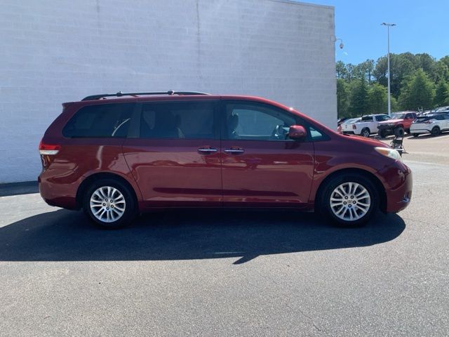 2012 Toyota Sienna XLE 7-Passenger Auto Access Se photo